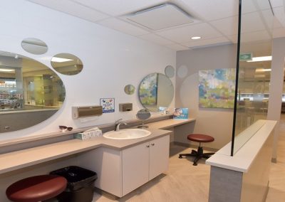 Contact station with sinks and mirrors