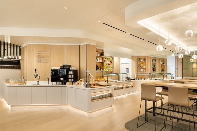 Lufthansa Loung Newark airport Master Oak (2)